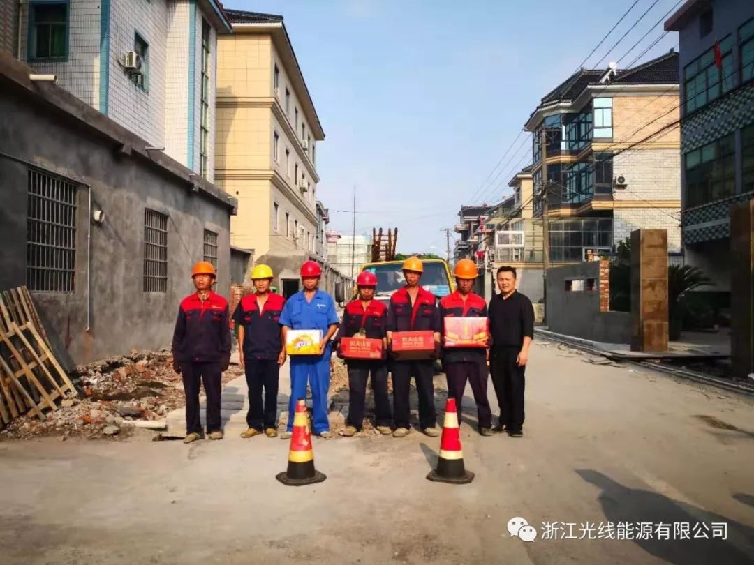 董事长杜建均代表所有股东亲临施工现场对一线员工进行慰问，并召开月度总结会议